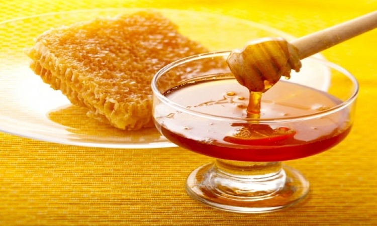 10 فوائد لقطرة العسل على السرة .. سبحان الله !!