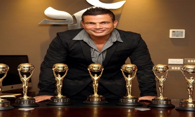 بالصور .. عمرو دياب يحصل على 4 جوائز فى حفل الموسيقى العالمية