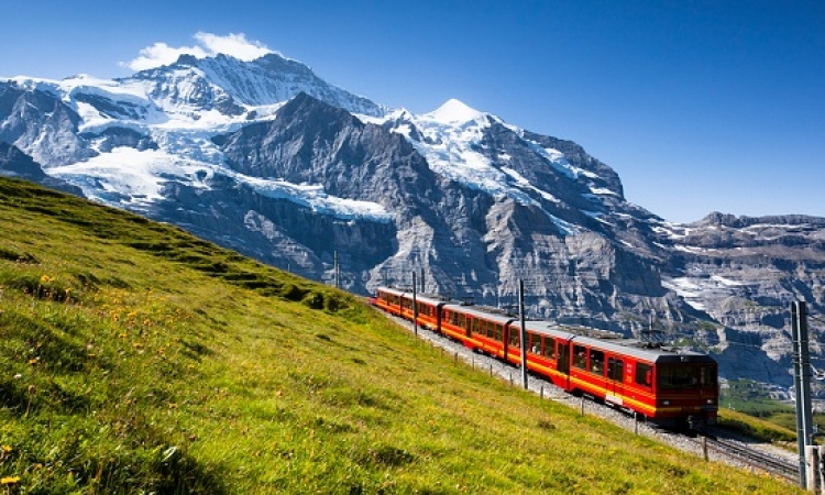 قمة المتعة .. فى رحلة إلى قمة أوروبا .. بقطار Jungfrau المذهل