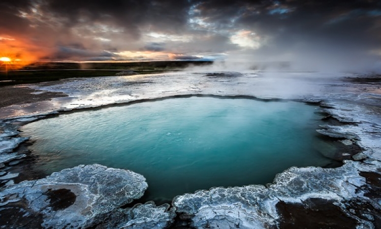 استمتع بسحر وجمال ينابيع المياه الساخنة فى ايسلندا الباردة