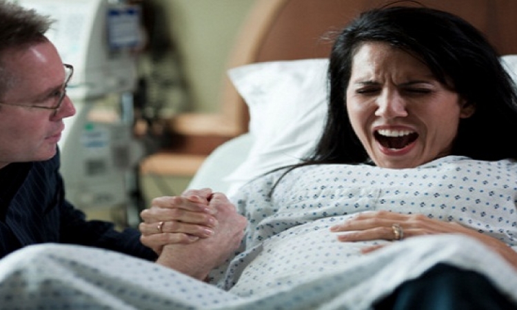 دراسة: وجود الزوج خلال الولادة يزيد من آلام الزوجة
