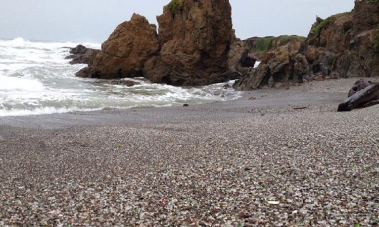 بالصور.. صخور كأنها “جيلى كولا ” فى شاطئ بكاليفورنيا