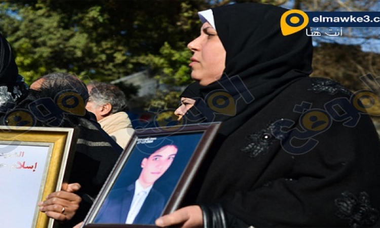 بالصور .. أهالى ضحايا مذبحة بورسعيد أمام النادى الأهلى