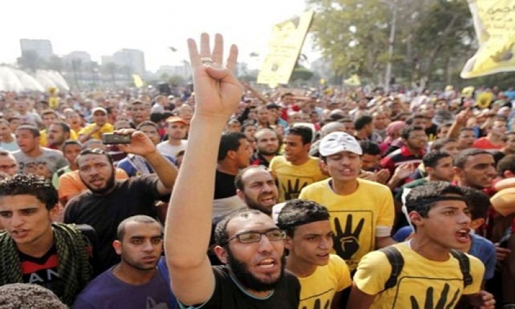الإخوان يتقمسون فانديتا بمظاهراتهم فى جامعة القاهرة