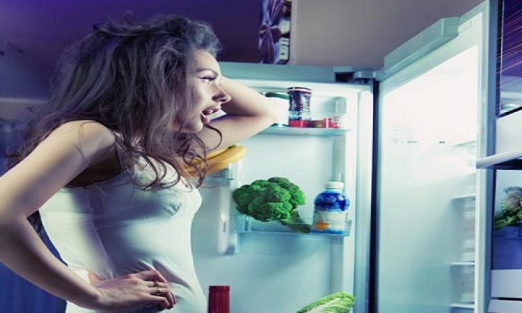 الأكل ليلا يزيد مخاطر سرطان الثدى والسكر