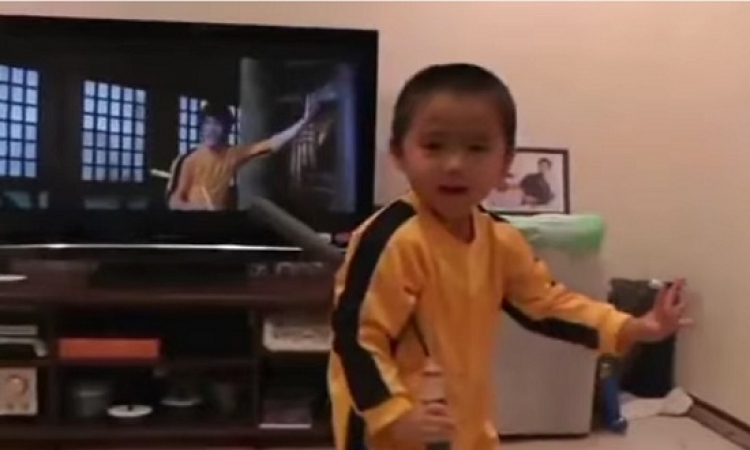بالفيديو.. طفل عمره 4 سنوات يقلد حركات “بروس لى”