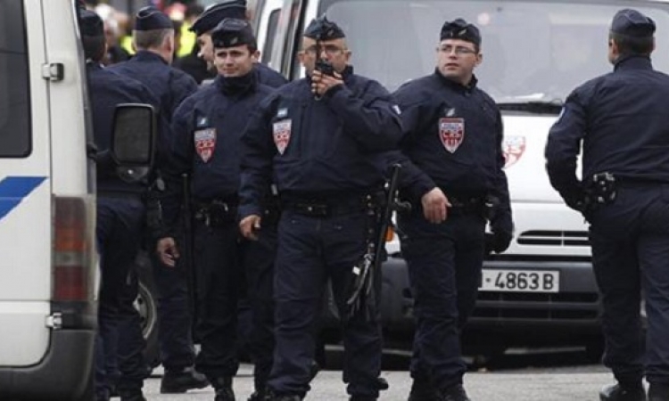 إعلان حالة التأهب بفرنسا بعد دهس سائق لشرطية عمداً أمام مقر هولاند