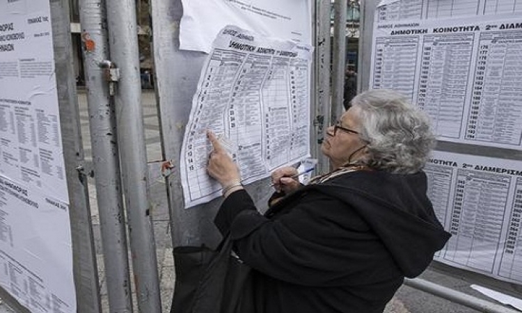 بدء الانتخابات اليونانية وسط ترجيح فوز اليسار المعارض للتقشف