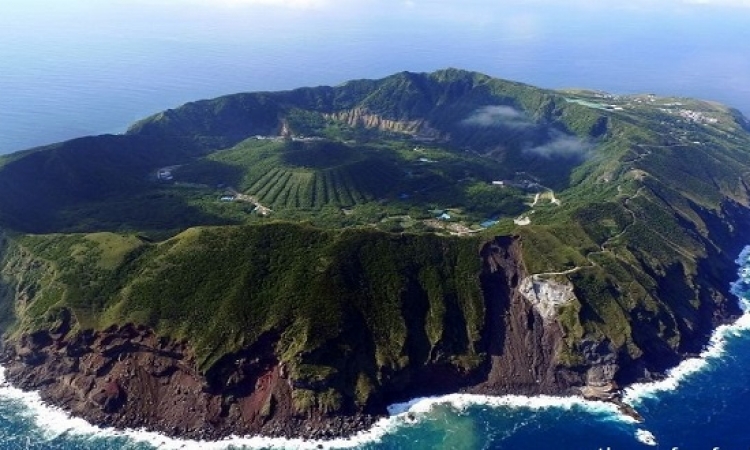 تجمع بين ثورات البركان وهدوء الطبيعة ..  جزيرة أوجاشيما البركانية باليابان