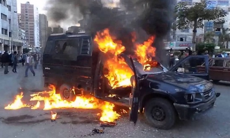 الإخوان يشعلون النيران فى سيارة شرطة بالعاشر من رمضان بمحافظة الشرقية