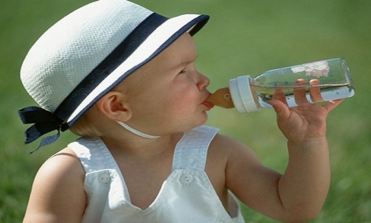 اكتشفى.. متى يبدأ طفلك الرضيع تناول الماء بأمان؟