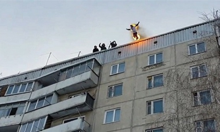 بالفيديو .. مغامر روسى يشعل النار فى نفسه ويقفز من الطابق التاسع