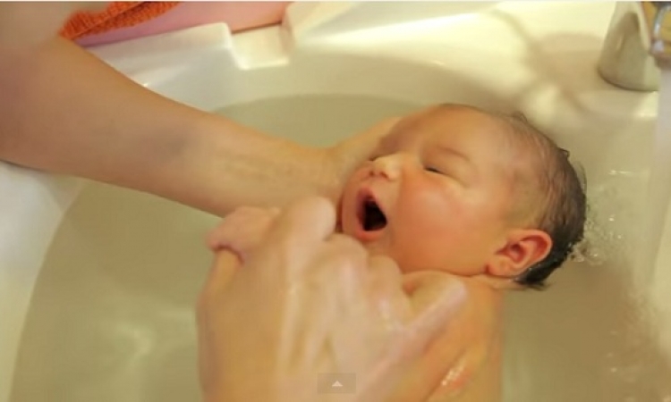 بالفيديو.. الطريقة الصحيحة لاستحمام الرضيع للمرة الأولى