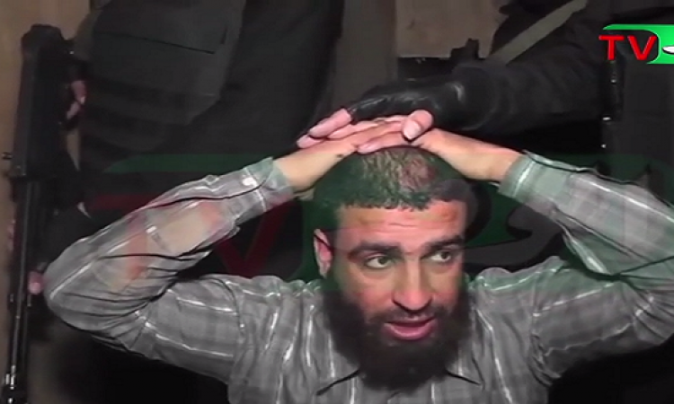 بالفيديو.. قوات الأمن تلقى القبض على شاب أعلن مبايعة داعش .. كنت بهزر !!