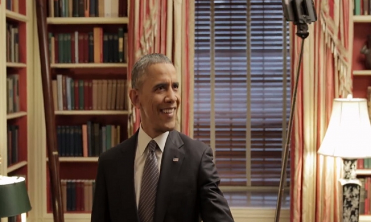 بالفيديو .. أوباما يلعب سلة ويلتقط سيلفى «بوش البطة»