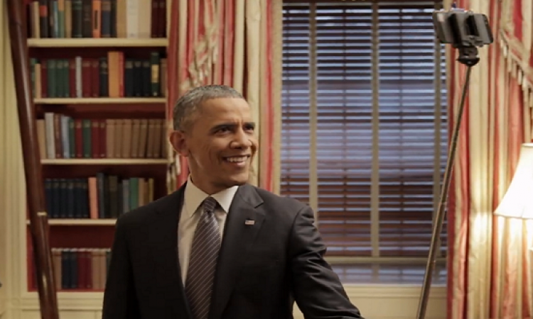 بالفيديو.. أوباما يقيم حفل إفطار.. ويقدم طعام الإفطار بنفسه!!