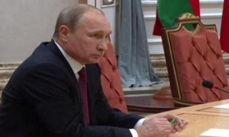 بوتين يكسر قلمه بعد غضبه من نظيره الأوكرانى فى القمة الرباعية