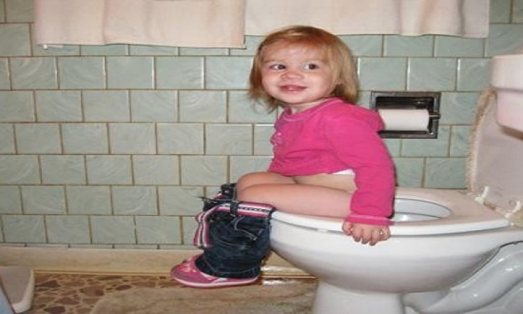 بالخطوات تعليم طفلك استخدام المرحاض