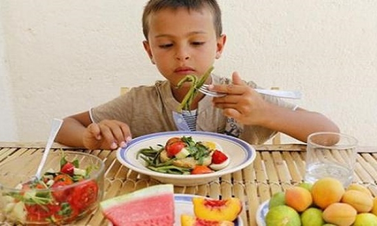 أطعمه تؤثر سلبا على نمو ذكاء طفلك …