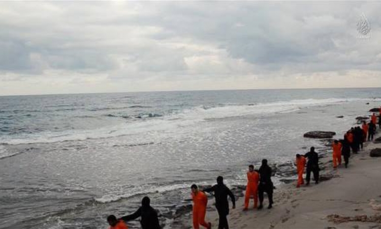 لماذا اختار ” داعش ” ذبح المصريين على شاطئ البحر ؟