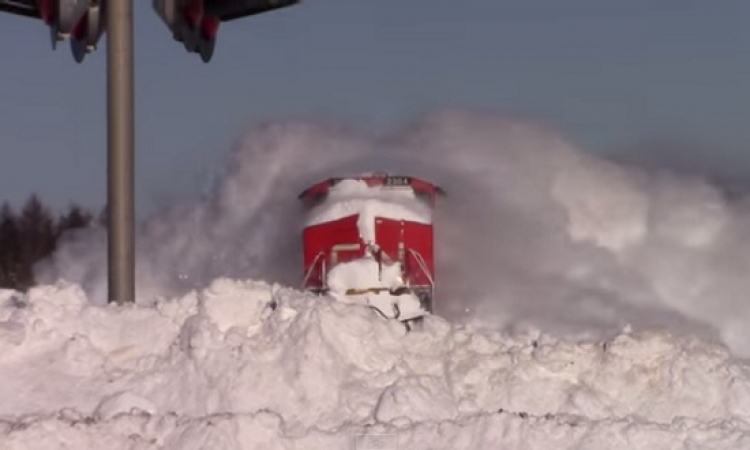 بالفيديو .. قطار يكتسح الثلوج التى تعترض طريقه فى مشهد مذهل