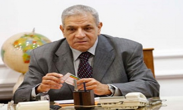 محلب يتلقى تقريراً من محافظ القاهرة بوقف رئيس حى الزيتون بسبب تراكم القمامة