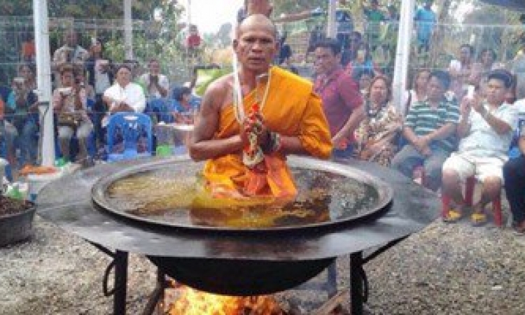 بالفيديو.. راهب تايلندى يمارس طقوسه الدينية داخل وعاء من الزيت المغلى