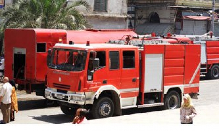 10 سيارات إطفاء للسيطرة على حريق مصنع الهلال والنجمة بالشرقية