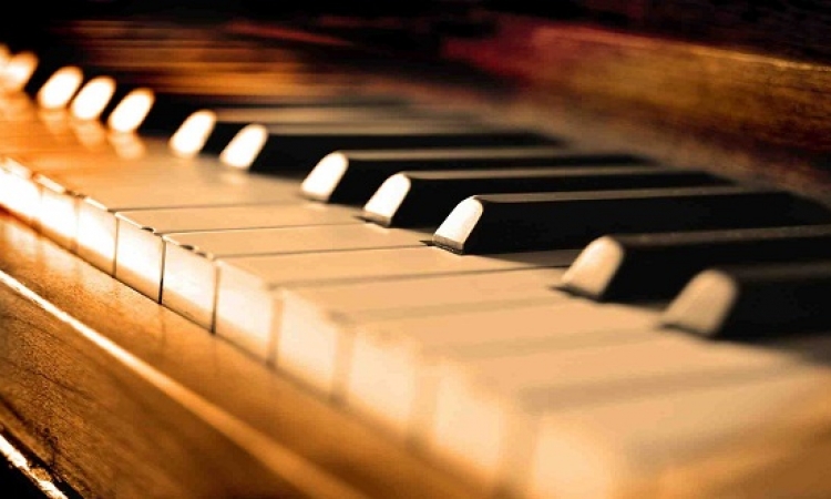 موقع يمكنك من تعلم العزف على البيانو بمفردك
