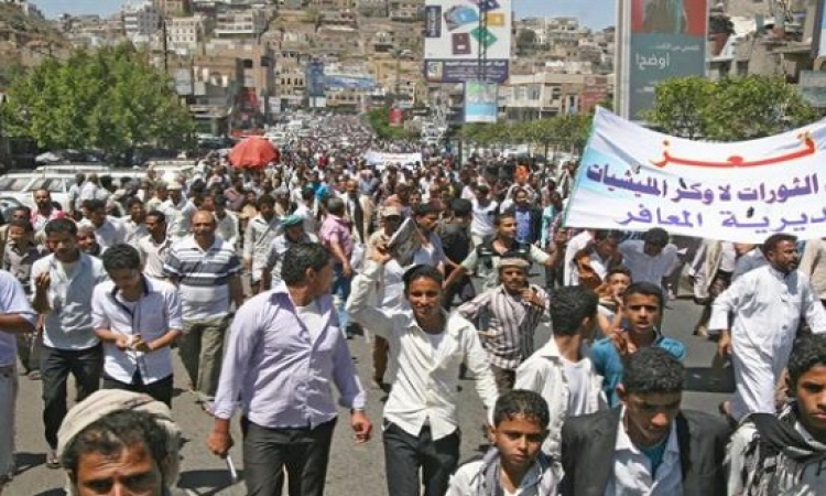 الحوثيون يرسلون مئات المسلحين لتعز ويقابلون المظاهرات ضدهم بالرصاص