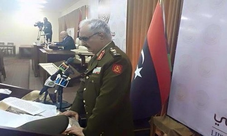 خليفة حفتر يؤدى اليمين القانونية قائدا للجيش الليبى