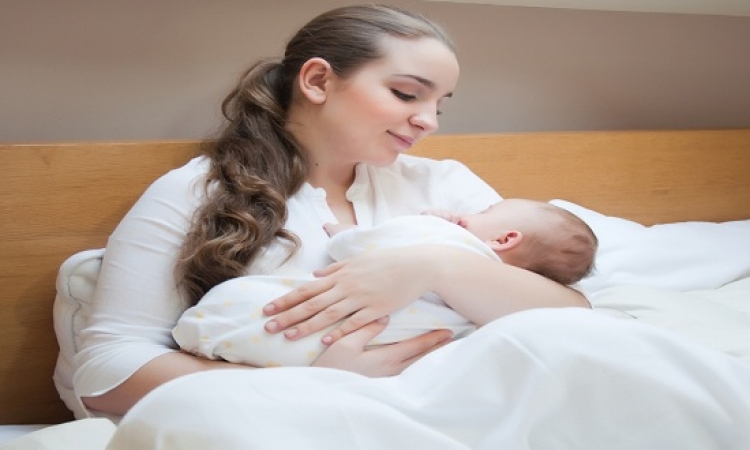 الرضاعة الطبيعية فوائدها لا تعد ولا تحصى للأم وللطفل