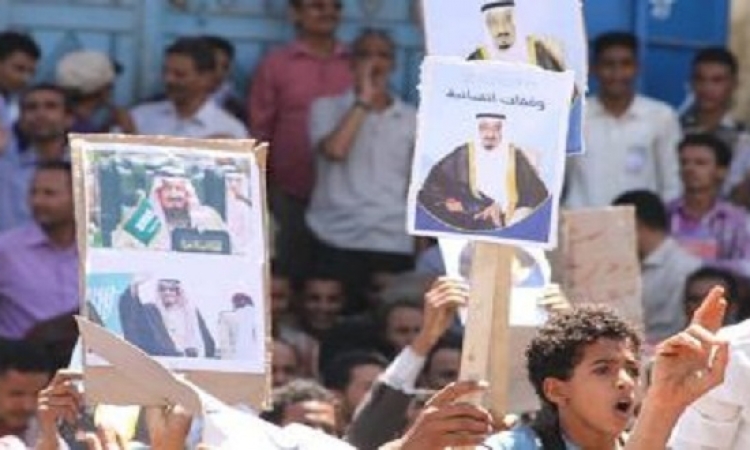 اليمن تؤيد الملك سلمان برفع صوره بعد عاصفة الحزم