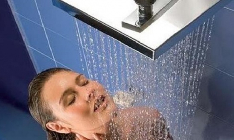 الاستحمام اليومي تحت الدش يعجل بشيخوخة البشرة