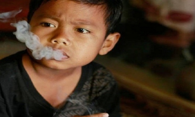 طفل يدخن 16 سيجارة باليوم وهو فى السابعة من عمره