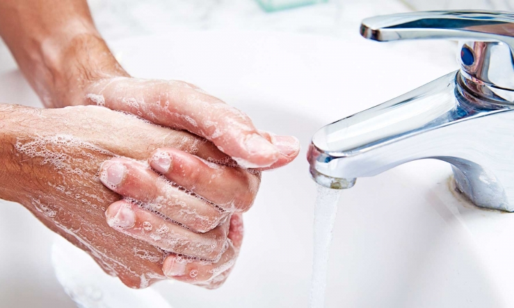 غسل اليدين بالماء والصابون أفضل من استخدام المنظفات الفورية