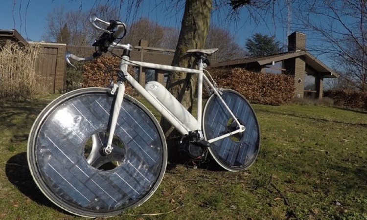 بالفيديو.. أول دراجة ذكية تعمل بالطاقة الشمسية .. لأ وإيه من غير ألواح !!