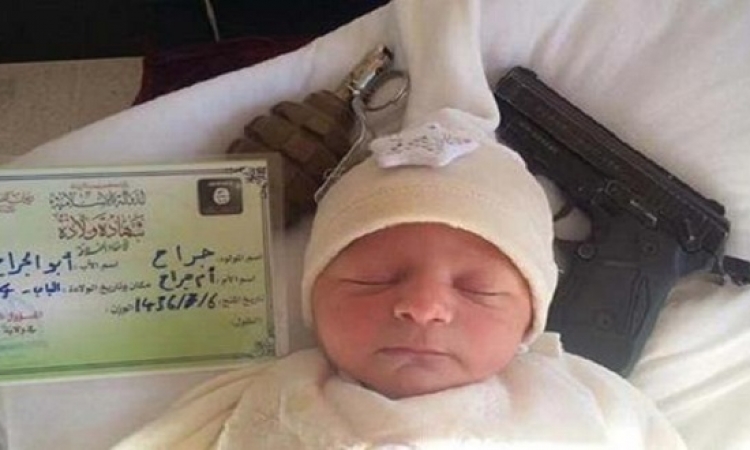 بالصور.. أول مولود داعشى فى الدولة الاسلامية..دمروا صورة الملاك بالقنابل والرشاشات