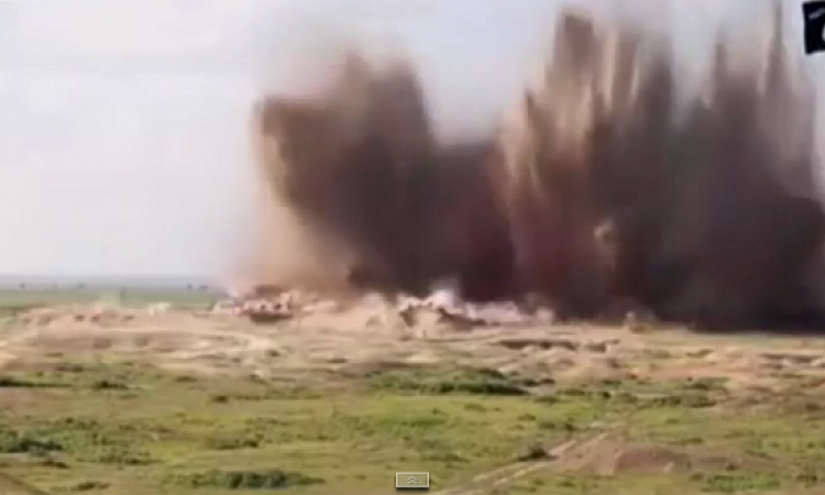 بالفيديو.. تنظيم داعش الإرهابى يدمر مدينة “نمرود” العراقية الأثرية 
