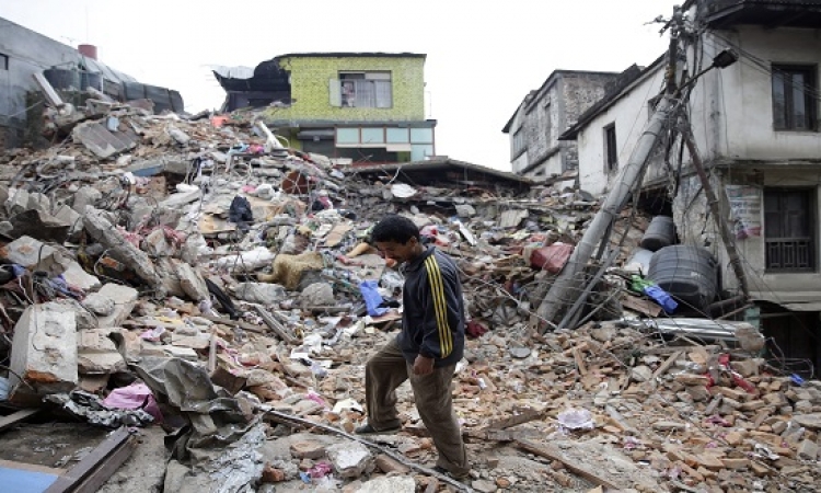 نيبال تستغيث .. وضحايا الزلزال يقتربون من الالفى قتيل