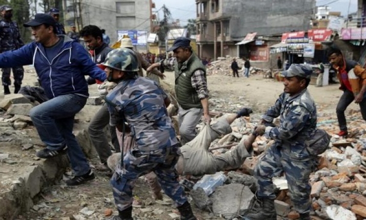 ضحايا زلزال نيبال يتجاوزون الـ 3300 قتيل .. والأسوأ لم يظهر بعد !!
