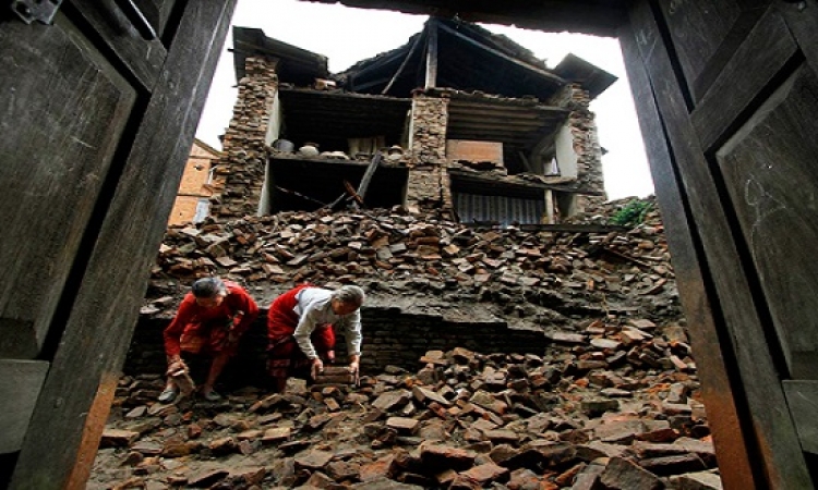 زلزال بقوة 7.9 درجة يضرب نيبال .. والضحايا يتجاوزون ال 700 قتيل