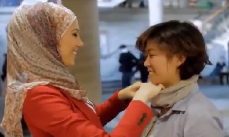 بالفيديو.. تجربة لبس الحجاب لغير المسلمات