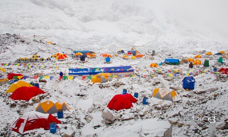 بالفيديو .. لحظة انهيار جليدى فى قمة إيفرست بسبب زلزال نيبال