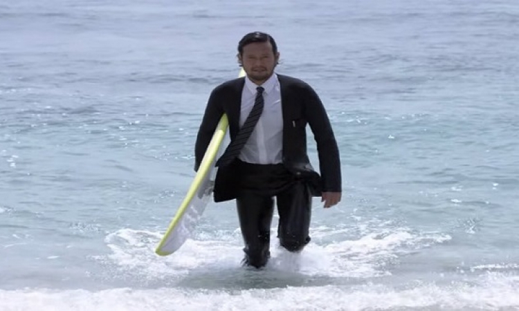 بالفيديو .. اليابان تبتكر بدلة «فورمال» للسباحة .. الروقان كله !!