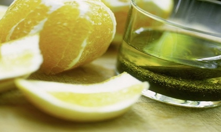 زيت الزيتون مع عصير الليمون لجلد طرى حول الأظافر