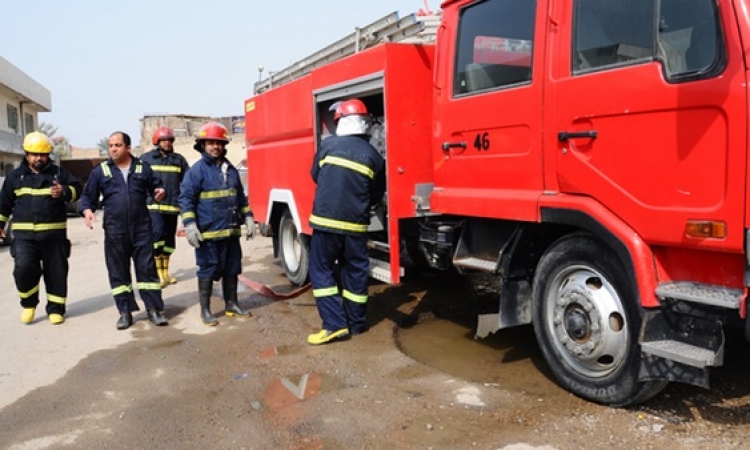 10 سيارات إطفاء تكافح حريقا التهم مخزنا للأوراق بمدينة نصر.. وإنقاذ 4 عمال من الموت