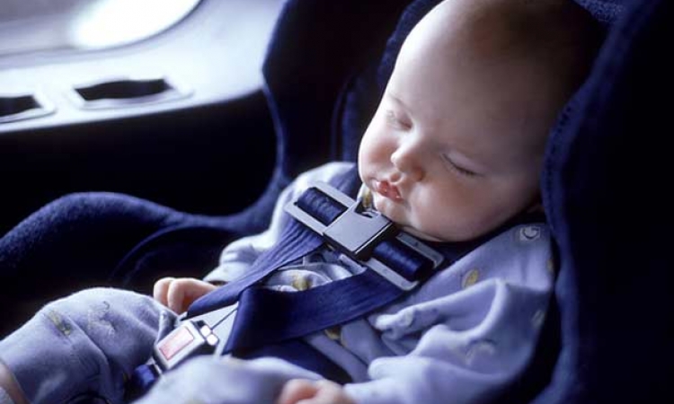 دراسة طبية تحذر من نوم الرضع فى مقاعد السيارة
