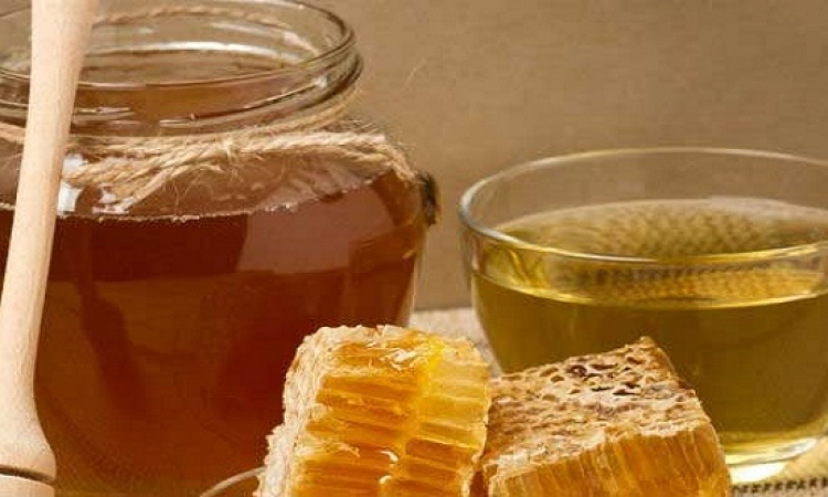 التناول اليومى للمياه بالعسل يقى من أمراض القلب