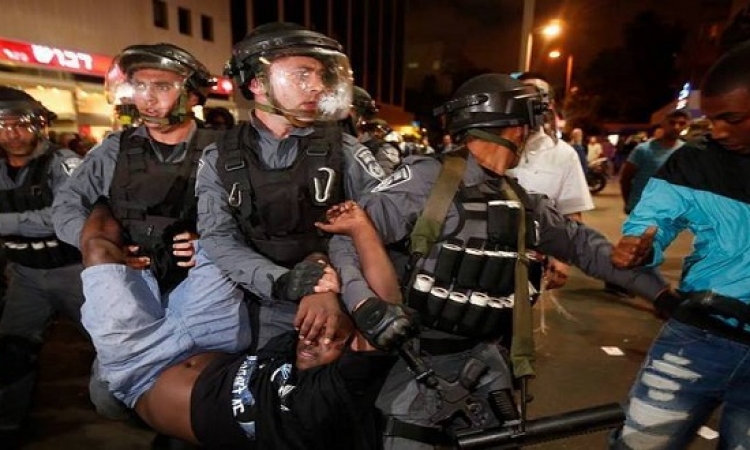 بالفيديو والصور.. الشرطة الإسرائيلية تصيب عشرات الإثيوبيين فى تل أبيب
